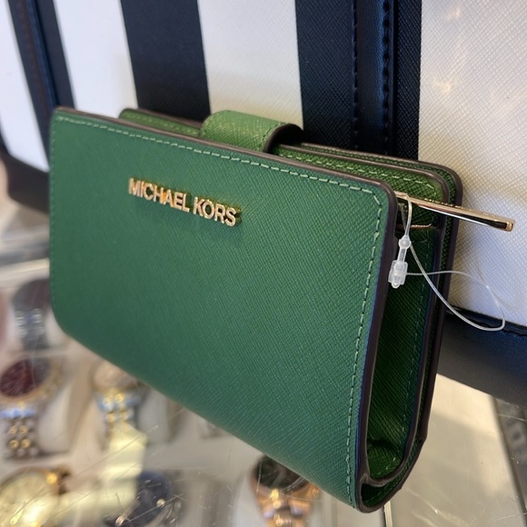 MICHAEL KORS
Medium Jet Set Travel Crossgrain Leather Bifold Zip Wallet
NWT - Picture 16 of 16